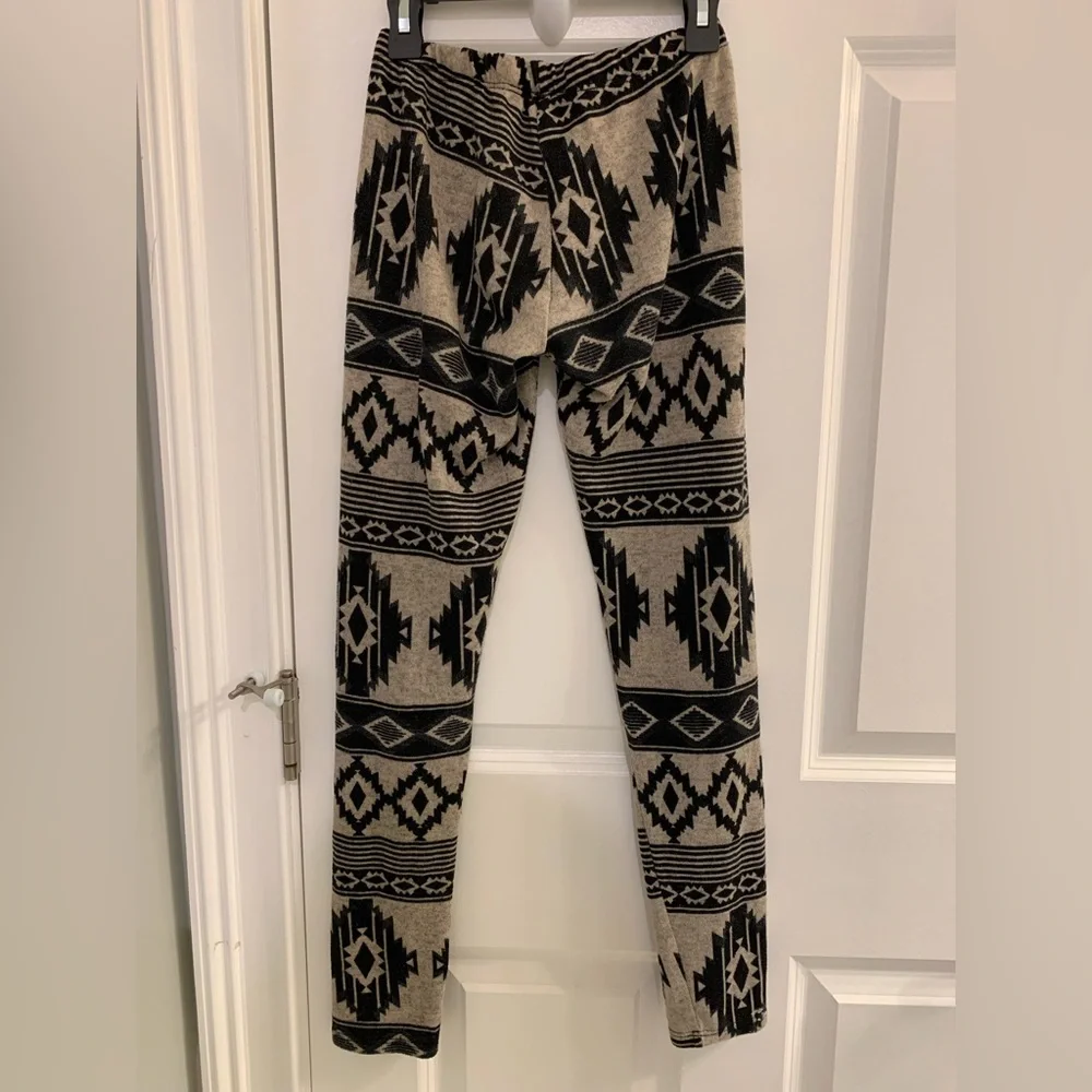 SEE YOU MONDAY LA β’ Winter Leggings - Picture 4 of 7